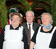 Richard Süßmeier alias "Bedienung Maria" (li.), Augustiner-Keller Wirt Ludwig Högenauer, "Kollegin" Maria (Foto: Ingrid Grossmann)